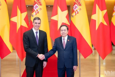 Chủ tịch Quốc hội Trần Thanh Mẫn và Thủ tướng Tây Ban Nha Pedro Sanchez. (Ảnh: Duy Linh)