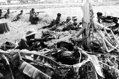 Ảnh minh họa: Sư đoàn 5 chặn đánh địch trên Quốc lộ 4 Bến Lức - Long An, mở đường cho quân ta tiến vào giải phóng Sài Gòn, ngày 29/4/1975. (Ảnh: Tư liệu/TTXVN)