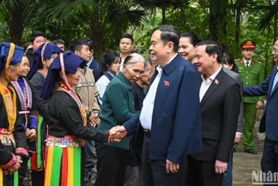 Chủ tịch Quốc hội Trần Thanh Mẫn thăm, tặng quà các gia đình chính sách, hộ khó khăn của xã Trung Yên, huyện Sơn Dương. (Ảnh: DUY LINH)