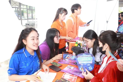 Đông đảo học sinh tham gia chương trình “Đối thoại, tư vấn, hướng nghiệp năm 2025”.