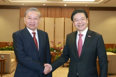  Tổng Bí thư Tô Lâm và Thủ tướng Singapore, Tổng Thư ký Đảng Hành động nhân dân Singapore (PAP) Lawrence Wong. (Ảnh: TTXVN)