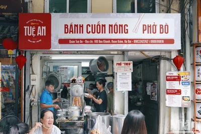 Quán "phở treo" trên phố Báo Khánh (quận Hoàn Kiếm, Hà Nội).
