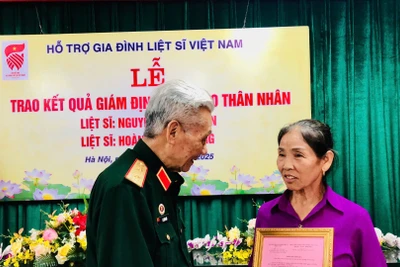 Trung tướng Lê Văn Hân, Chủ tịch Danh dự Hội Hỗ trợ gia đình liệt sĩ Việt Nam trò chuyện cùng thân nhân liệt sĩ Hoàng Đức Choóng.