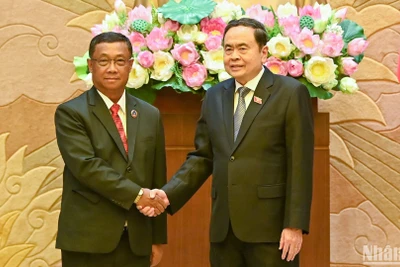 Chủ tịch Quốc hội Trần Thanh Mẫn và Phó Chủ tịch Quốc hội Lào Suvon Luongbunmi.