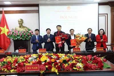 Các đồng chí lãnh đạo UBND tỉnh Hà Nam trao giấy chứng nhận cho 2 nhà đầu tư.