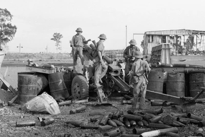 Quân Giải phóng chiếm Trường Thiết giáp của quân ngụy tại căn cứ Nước Trong (Biên Hòa). Từ đầu tháng 4/1975, các binh đoàn chủ lực của ta từ khắp các hướng tiến về Sài Gòn, tấn công địch với sức mạnh vũ bão và tiêu diệt toàn bộ tuyến phòng thủ từ vòng ngoài của địch. (Ảnh: Hứa Kiểm/TTXVN)