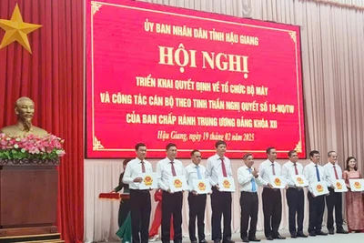 Bí thư Tỉnh ủy, Chủ tịch Hội đồng nhân dân tỉnh Hậu Giang, Đồng Văn Thanh trao quyết định thành lập các sở.
