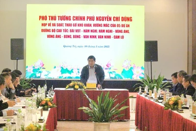 Phó Thủ tướng Chính phủ Nguyễn Chí Dũng cùng đoàn công tác số 2 làm việc với lãnh đạo các tỉnh Quảng Bình, Quảng Trị tại thành phố Đông Hà.
