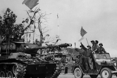 Xe tăng địch ở thành phố Huế bị quân Giải phóng và tự vệ đánh chiếm. (Ảnh: Nguyễn Đán/TTXVN)