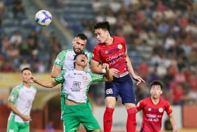 Bị hai thẻ đỏ, Công an Hà Nội (áo đỏ) không thể thắng Thành phố Hồ Chí Minh. (Ảnh: VPF).