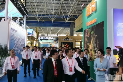 Hội chợ triển lãm thu hút rất đông khách tham quan, tìm hiểu và mua sắm sản phẩm của nước.