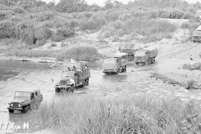Bằng mọi phương tiện thô sơ và cơ giới, các chiến sĩ vận tải Tây Nguyên vận chuyển hàng hóa phục vụ chiến dịch (năm 1975). (Ảnh: Thanh Tụng/TTXVN)