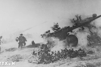 Ngày 28/3/1975, pháo binh của quân Giải phóng bắn phá mãnh liệt vào sân bay quân cảng Đà Nẵng. (Ảnh: TTXVN)