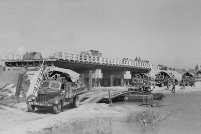 Các đơn vị xe tăng và bộ binh cơ giới tiến vào giải phóng Buôn Ma Thuột (năm 1975). (Ảnh: Anh Tôn/TTXVN)