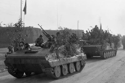 Lực lượng tăng-thiết giáp của cánh quân phía đông bắc quân giải phóng vượt xa lộ Biên Hòa, phát triển đánh thẳng về Sài Gòn sau khi tấn công tiêu diệt tập đoàn phòng ngự Biên Hòa. (Ảnh: Vũ Tạo/TTXVN)