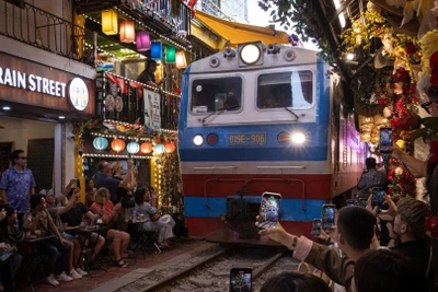 Phố cà-phê đường tàu phía quận Hoàn Kiếm, đoạn từ Trần Phú đến Phùng Hưng vẫn luôn nườm nượp khách du lịch.