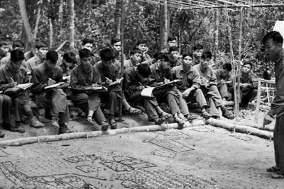 Các chiến sĩ đoàn Pleime (Gia Lai) thảo luận phương án đánh địch. (Ảnh: Phú Tuấn/TTXVN)