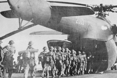 Bộ đội lên máy bay vận tải vào miền nam tham gia chiến dịch Hồ Chí Minh, giải phóng Sài Gòn (tháng 4/1975). (Ảnh: TTXVN)