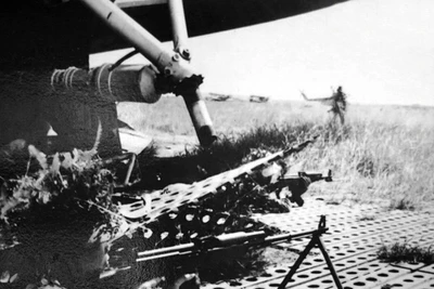 Sư đoàn 312, Quân đoàn 1 đánh chiếm sân bay Ông Lĩnh-Bình Chuẩn, ngày 27/4/1975. (Ảnh: Tư liệu/TTXVN)