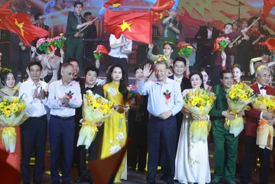 Tổng Bí thư Tô Lâm và các đồng chí lãnh đạo, nguyên lãnh đạo Đảng, Nhà nước dự chương trình nghệ thuật "Đảng trong Mùa xuân đại thắng". (Ảnh: Thống Nhất/TTXVN)