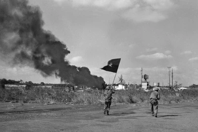 Quân giải phóng tiến vào đánh chiếm sân bay Hòa Bình ở thị xã Buôn Ma Thuột (năm 1975). (Ảnh: TTXVN)