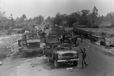 Đoàn xe gần 200 chiếc của lính ngụy ở thị xã Quảng Ngãi tháo chạy bị quân Giải phóng tiêu diệt trên Đường số 1 tại huyện Bình Sơn. (Ảnh: Dương Đức Quảng/TTXVN)