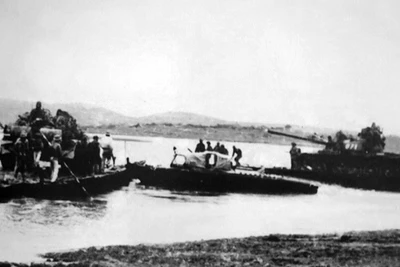 Xe tăng của Quân đoàn 1 vượt sông, chuẩn bị tham gia Chiến dịch Hồ Chí Minh, ngày 2/4/1975. (Ảnh: Tư liệu/TTXVN)