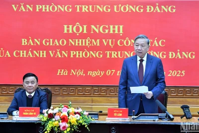 Tổng Bí thư Tô Lâm và Thường trực Ban Bí thư Trần Cẩm Tú tặng hoa chúc mừng đồng chí Nguyễn Duy Ngọc và đồng chí Lê Hoài Trung.