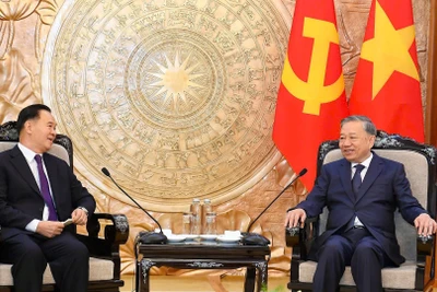 Tổng Bí thư Tô Lâm tiếp đồng chí Thongsalith Mangnomek, Bí thư Trung ương Đảng, Chánh Văn phòng Trung ương Đảng Nhân dân Cách mạng Lào. (Ảnh: TUẤN HUY)