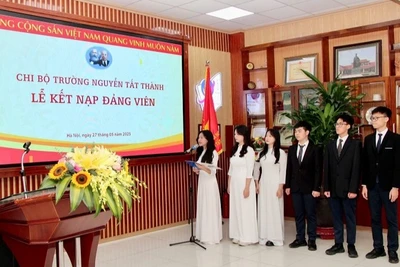 Lễ kết nạp đảng viên của chi bộ Trường THCS và THPT Nguyễn Tất Thành.