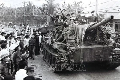 Xe tăng quân giải phóng tiến vào giải phóng Nha Trang (Khánh Hòa), ngày 2/4/1975. (Ảnh: Tư liệu TTXVN)