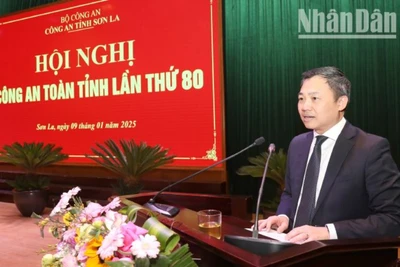 Đồng chí Nguyễn Đình Việt, Phó Bí thư Tỉnh ủy, Chủ tịch Ủy ban nhân dân tỉnh Sơn La phát biểu chỉ đạo tại hội nghị.