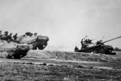 Lực lượng thọc sâu của Quân đoàn 1 vượt Đường 16 tiến vào giải phóng Sài Gòn. (Ảnh: Tư liệu/TTXVN)