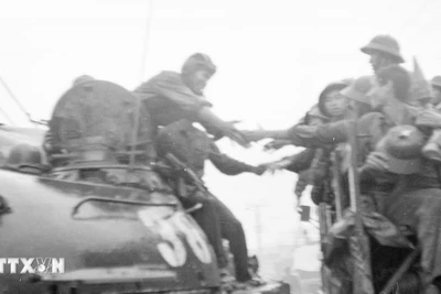 Bộ binh và xe tăng quân Giải phóng tiến vào giải phóng Đà Nẵng (29/3/1975). (Ảnh: Hoàng Giang/TTXVN)