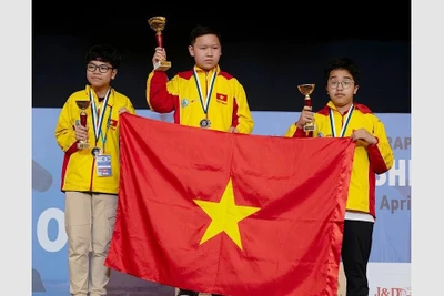 Các kỳ thủ Việt Nam giành trọn bộ huy chương cờ nhanh bảng U14 nam. (Ảnh: Ippotis). 