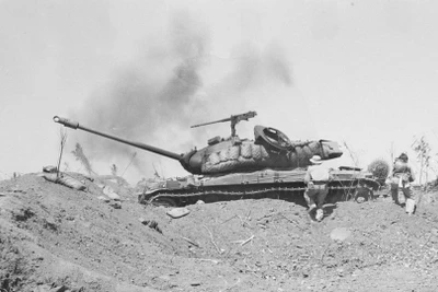 Quân giải phóng chiếm nhiều xe tăng của địch. (Ảnh: TTXVN)