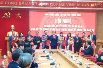 Đại diện lãnh đạo Ban Tuyên giáo và Dân vận Trung ương chúc mừng các đồng chí được bổ nhiệm.