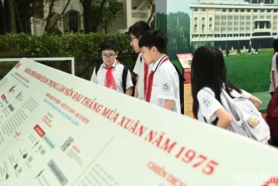 Học sinh Trường THCS Giảng Võ (quận Ba Đình, Hà Nội) tham quan triển lãm tại Báo Nhân Dân sáng 28/4.