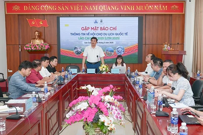 Sở Văn hóa, Thể thao và Du lịch tỉnh Lào Cai thông tin với các cơ quan báo chí về Hội chợ Du lịch Quốc tế Lào Cai năm 2025.