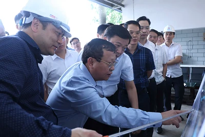 Đoàn công tác của Bộ Xây dựng kiểm tra dự án đầu tư xây dựng tuyến đường sắt Lào Cai-Hà Nội-Hải Phòng, đoạn qua tỉnh Lào Cai. 