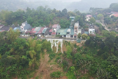 31 hộ dân bị ảnh hưởng bởi sạt lở.