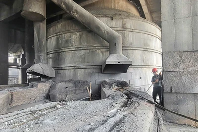 Hiện trường sự cố nổ xỉ tại bể tôi xỉ, khu liên hiệp sản xuất phốt pho vàng, Công ty cổ phần Đông Nam Á (Lào Cai) vào ngày 21/4/2025, khiến 2 công nhân bị bỏng. (Ảnh: CÔNG HẢI)