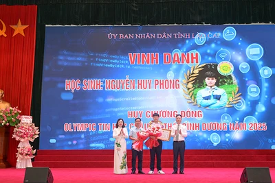Em Nguyễn Huy Phong, học sinh lớp 11 chuyên Tin, Trường THPT Chuyên Lào Cai đã xuất sắc giành Huy chương Đồng tại Kỳ thi Olympic Tin học châu Á-Thái Bình Dương.