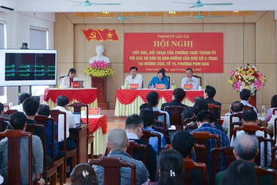 Quang cảnh buổi tiếp xúc, đối thoại với người dân.