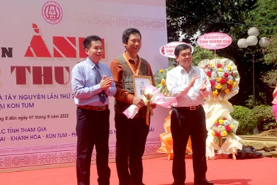 Trao Huy chương Vàng cho tác giả Huỳnh Văn Truyền (Đà Nẵng) với tác phẩm “Cuộc chiến với lửa ngày mùng 3 Tết”.