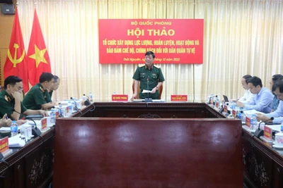 Thượng tướng Ngô Minh Tiến, Phó Tổng Tham mưu trưởng Quân đội nhân dân Việt Nam chủ trì hội thảo.