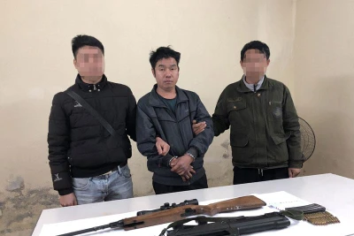 Đối tượng Tráng A Lầu (giữa) và tang vật.