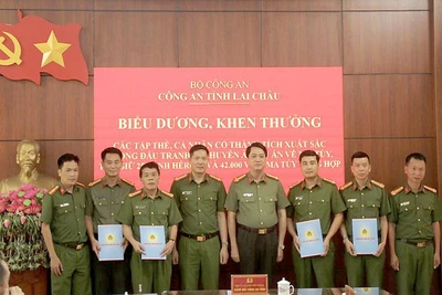 Ban Giám đốc Công an tỉnh khen thưởng các tập thể, cá nhân, ban chuyên án có thành tích trong đấu tranh với tội phạm ma túy.
