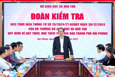 Đoàn công tác của Bộ Giáo dục và Đào tạo kiểm tra việc thực hiện Thông tư số 29 tại Hải Phòng. (Ảnh: THU TRANG)
