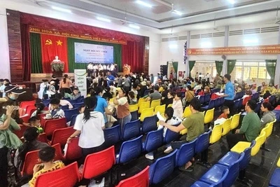 Đông đảo người dân trên địa bàn huyện Ea H'leo đến dự chương trình Ngày hội sức khỏe Ea H'leo để được khám bệnh và cấp thuốc miễn phí. (Ảnh: Báo Nhân Dân)